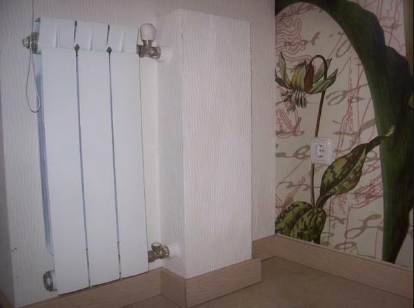 Ako vyzdobiť vykurovaciu rúrku do miestnosti Foto: úkryt v súkromnom dome, v blízkosti stene miestnosti a skryť