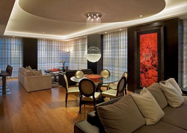 Chandelier untuk ruang tamu bergaya modern: foto kamar, pencahayaan dan pencahayaan interior, kap lampu langit-langit