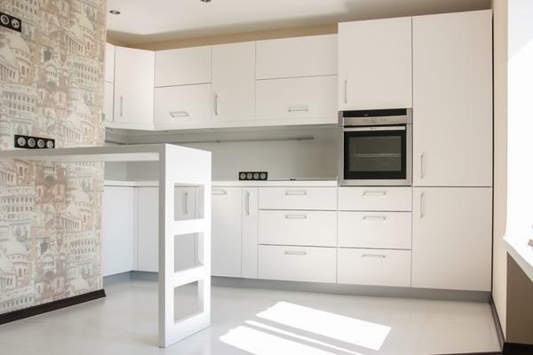 Bāra lete ir mūsdienīgs risinājums, lai atdalītu dzīvojamo istabu un virtuvi