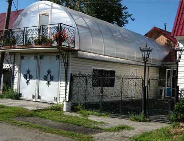 Before installing a greenhouse on the roof of the garage, you should consider everything that is associated with the ventilation system