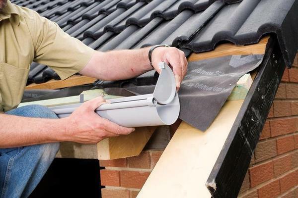 calhas de plástico para instalação do telhado com suas próprias mãos: Sistema de drenagem da água, a tecnologia certa, instalar sarjeta