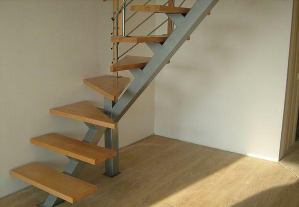 Hvis du beslutter dig for at installere trappen på egen hånd, så er du nødt til at forberede sig på forhånd alle materialer og værktøj til jobbet
