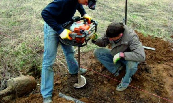Durante la foratura o scavare pozzi non dimenticare di concentrarsi sul cavo teso