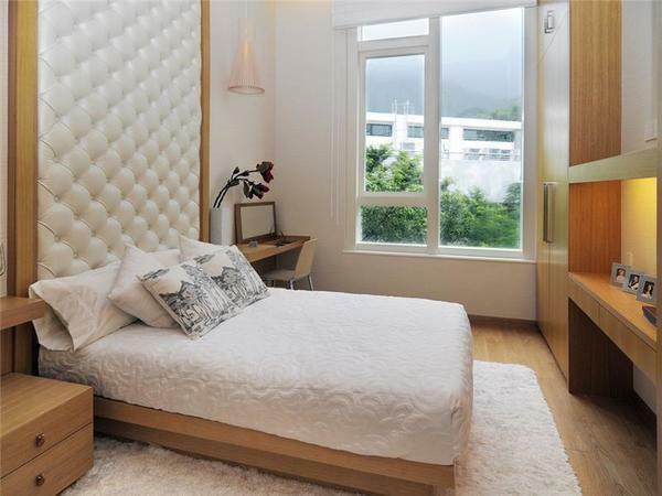 Remonts mazā guļamistabā ir labāk veikt klasiskā stilā, vienlaikus izmantojot gaismas toņos