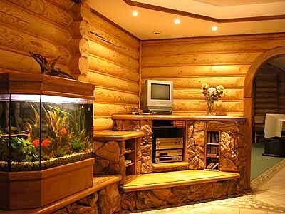 Das Design des Zimmers in einem Holzhaus