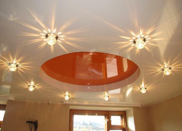 A variedade de produtos de iluminação permite que você escolha o modelo apropriado para o tecto falso e estilo interior