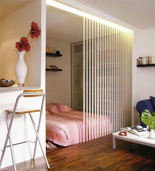 One of the methods of zoning the living room and bedroom is the use of blinds