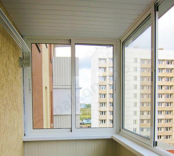 Jendela aluminium di balkon: gambar geser dan instalasi loggia, balkon berengsel frame dan profil instalasi