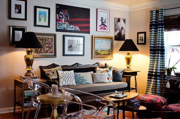 Übermäßige Dekoration im Wohnzimmer kann es in einen geschmacklos und hässlich Raum umwandeln