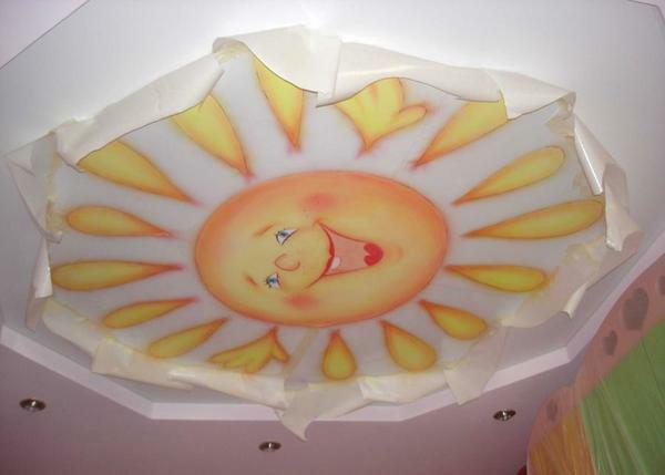 Bild der Sonne an der Decke im Kinderzimmer, machte mit seinen eigenen Händen, ist besonders beliebt