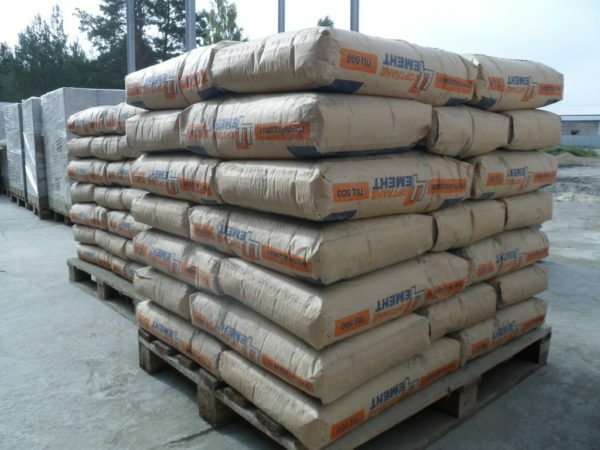 Cement is better not to buy in bulk and packed in bags, because it is more qualitative.