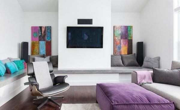 V moderné bývanie, môžete ľahko kombinovať biele steny s jasným dekorom