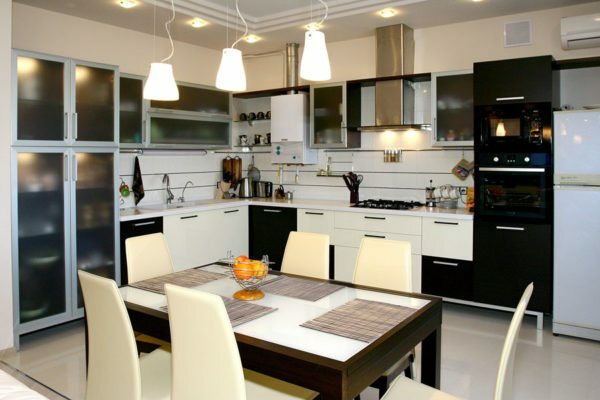 Virtuvės apšvietimas interjero naudojant šviesos zonavimas.