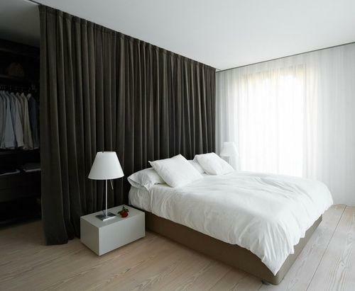Szybki i stylowy pokój można strefowego przy pomocy pięknych zasłon, ścianek działowych