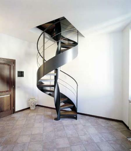 Originali spiraliniai laiptai pagaminti iš metalo puikiai papildo interjero erdvę Art Nouveau stiliaus