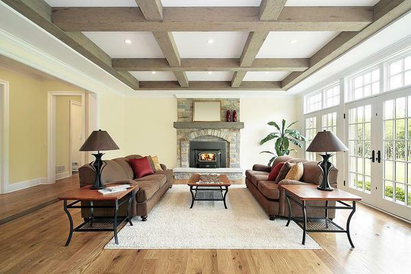 Zdobia strop môže byť svetlé farby, originálne osvetlenie a drevené trámy