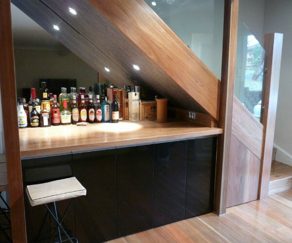 bir merdiven ve bunun altında bir bar ile Mutfak tasarım - uzayın her köşesinde rasyonel kullanımına ilişkin bir örnek