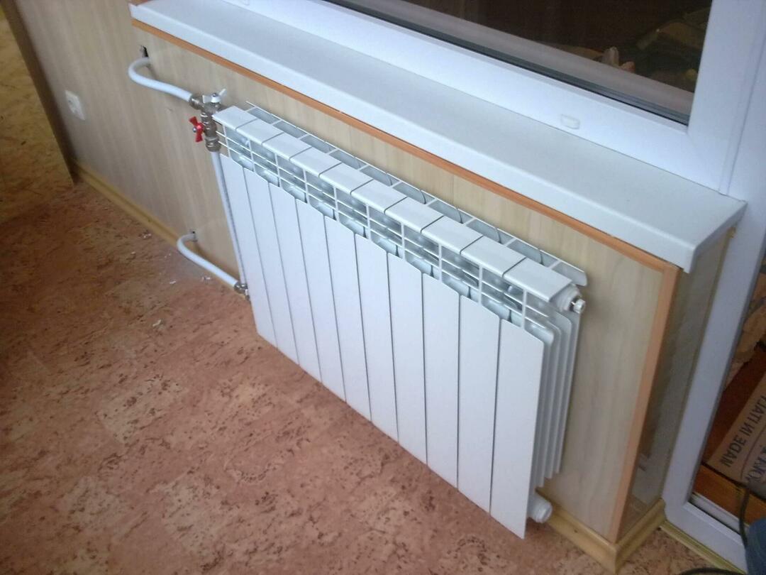 Batteriet på balkongen: oppvarming og overføring, balkong med hendene, oppløsningen på fjerning av radiatoren og en bot
