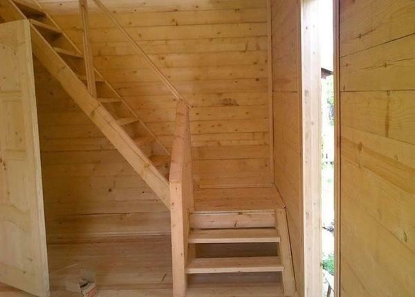 Stairs to the second floor at the cottage: a photo in the house, their own hands interfloor 2, ready to build, how to make a video