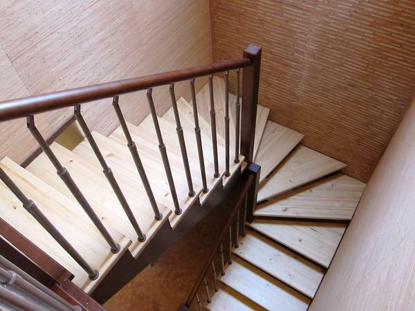 Az otthonokban, ahol vannak kisgyermekek, akkor ajánlott felszerelni egy fordult lépcsőkorlát sérülések elkerülése érdekében