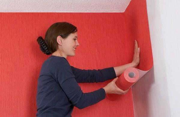 Sticky fleece wallpaper is simple in that the adhesive is applied only on one of the surfaces
