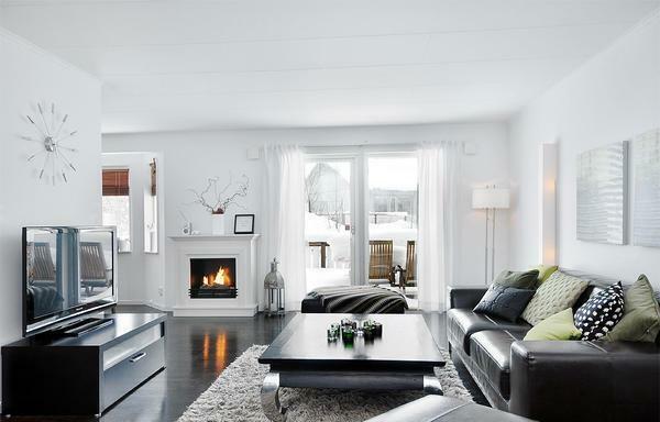 White walls in the guest room create a relaxing and harmonious atmosphere