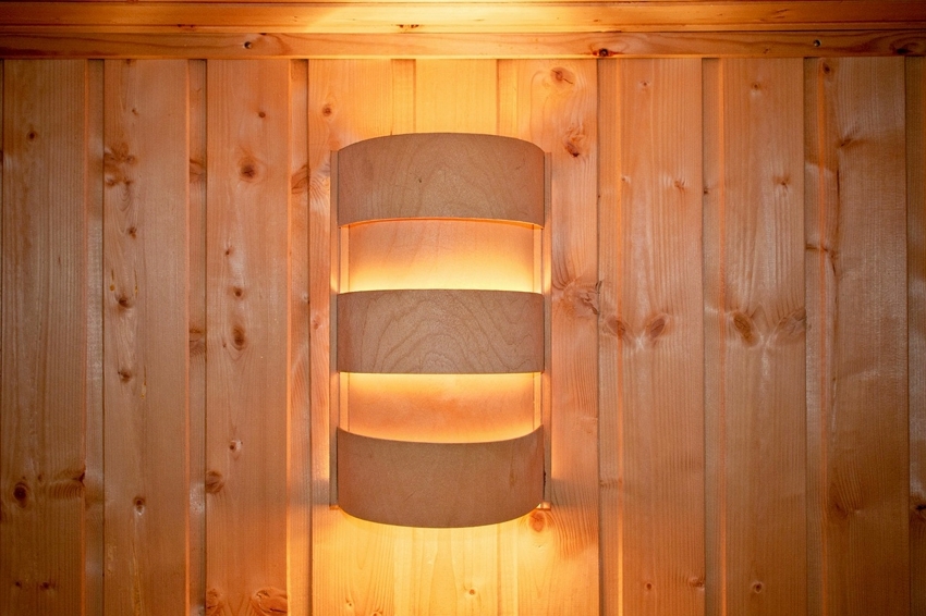 Paravento in legno per una lampada in un bagno