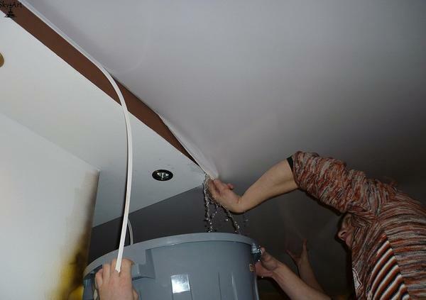 To draw water from the stretch ceiling, it will take 2-3 people