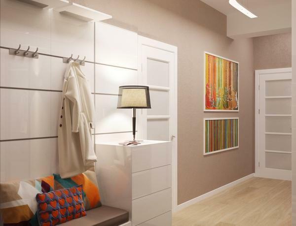 Stilsko pohištvo svetle barve odlično dopolnjuje notranjost koridor
