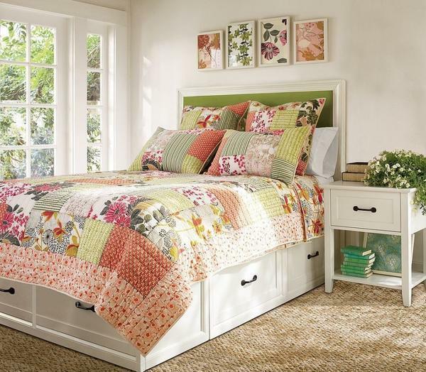 Spezielle Komfort im Schlafzimmer im Stil des Landes schafft eine interessante und ungewöhnliche Textilien