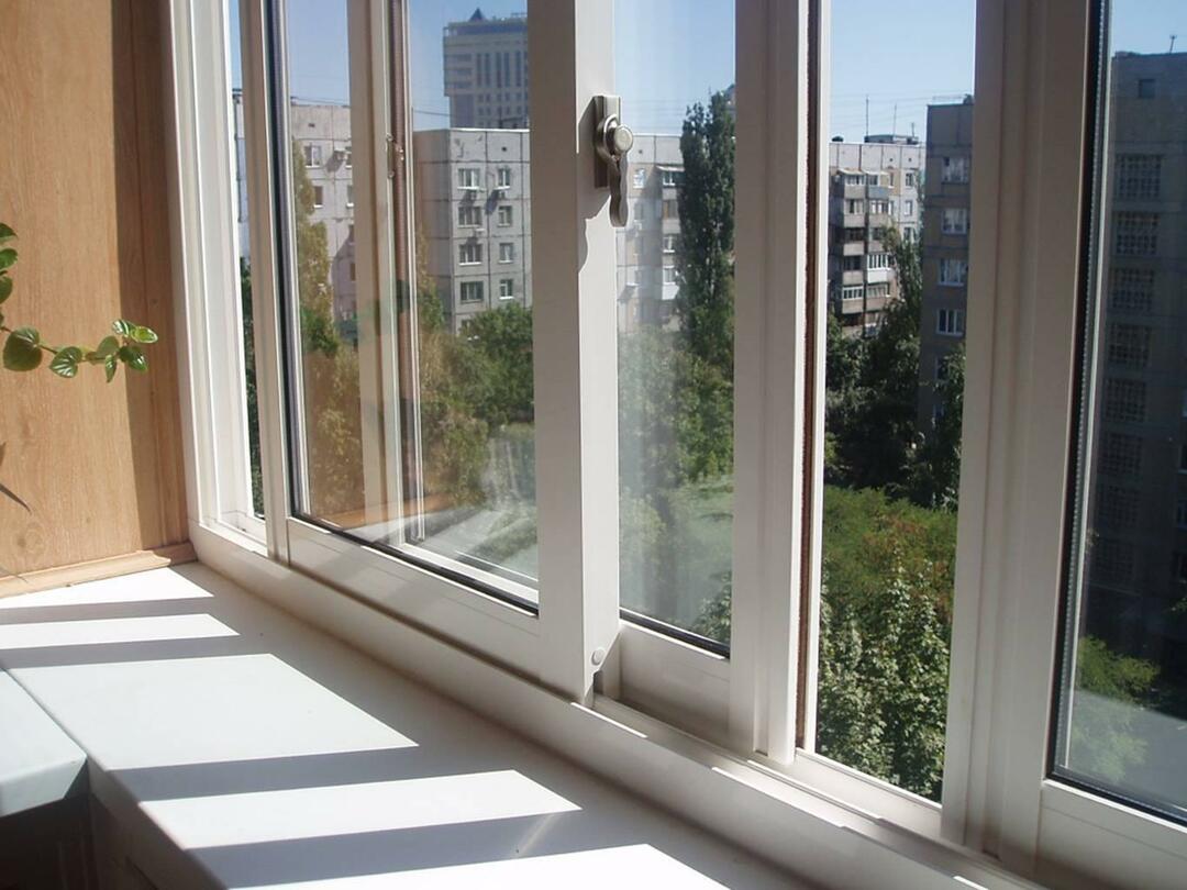 Sliding jendela ke balkon: bingkai plastik lebih hangat, balkon sistem untuk balkon, bergerak kaca coupe
