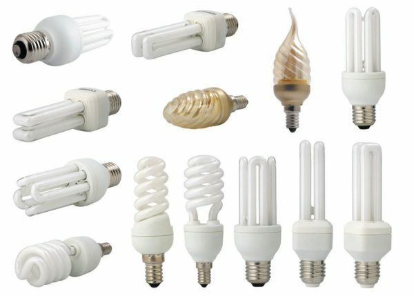 Las lámparas fluorescentes compactas en virtud de los factores de forma populares de gorras.