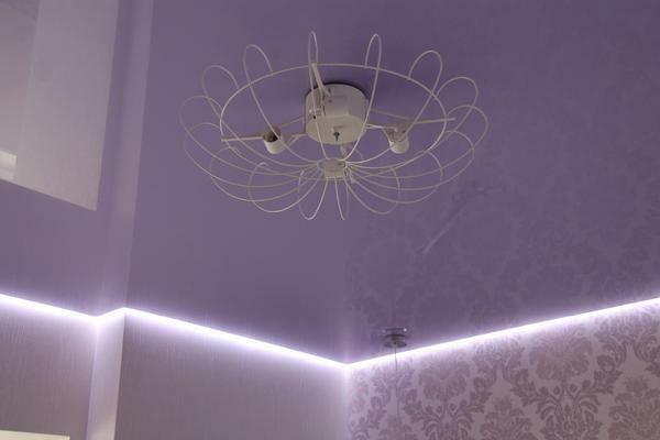 A single-level floating ceiling is a simple design that can be easily made by a skilled craftsman