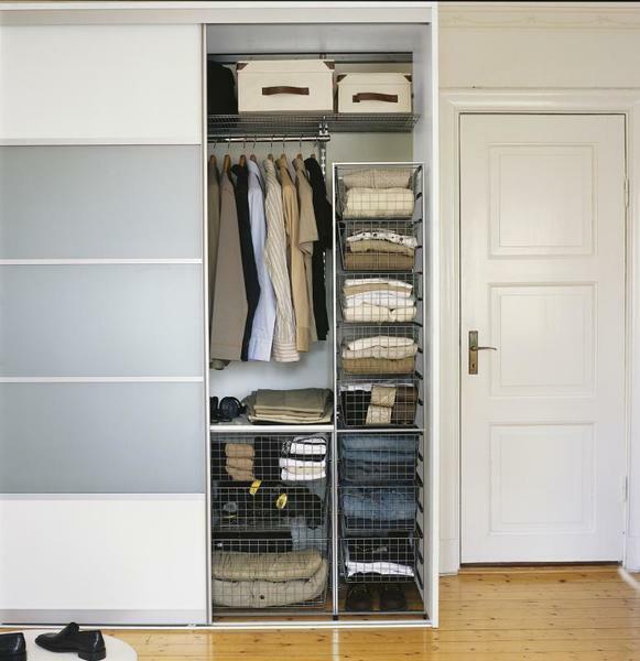 A small dressing room can be arranged independently, using the pantry