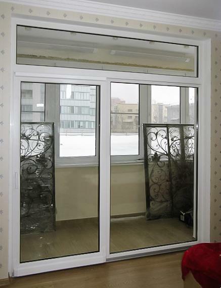 Pie durvīm stikla uz balkona materiāla ir ļoti izturīgs un var izturēt gandrīz jebkuru lielu spiedienu un mehānisko darbību