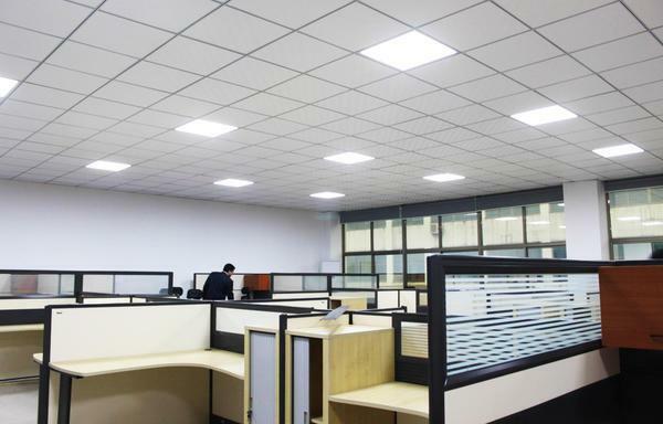 Due to their characteristics, recessed luminaires are ideal for lighting offices or production spaces