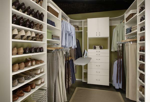Čevlji v garderobi je mogoče shraniti na police ali izvlečnimi policami