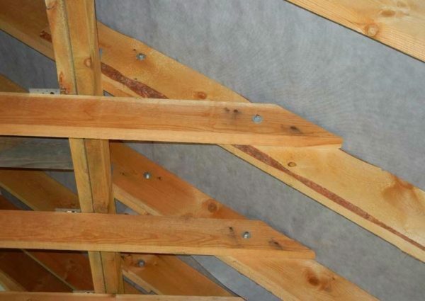 Compound crossbars with rafters: boards bolt and nut are tightened with wide washers.