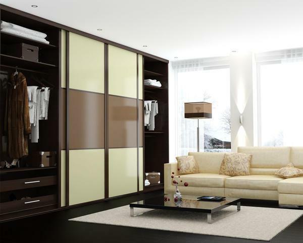 Untuk melihat ruang tamu yang harmonis, desain kabinet harus dipilih dengan pemandangan interior ruangan
