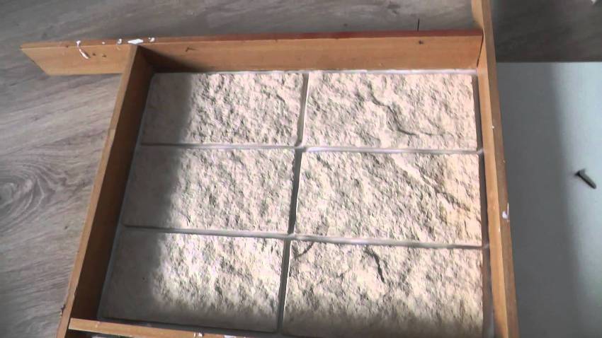 Für die Herstellung von einfachen Formsteine, genügt es, als Grundlage der hölzernen Planken anzuwenden, so dass sie zusammen klopfen