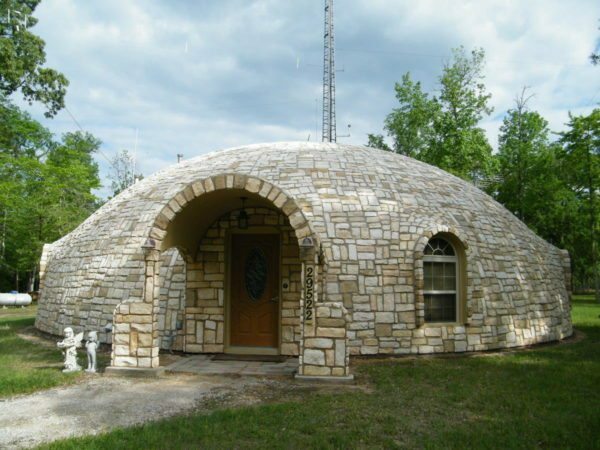  Skum kupol, omgiven av konstgjord sten ser ganska stabilt och elegant.