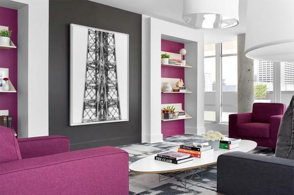 Die Kombination aus grau mit lila stilvollem Design wird das Wohnzimmer dekoriert und macht es köstlich