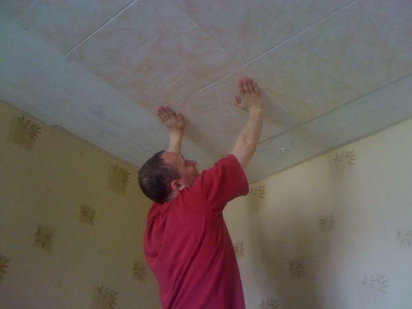 Installation of seamless tiles on the ceiling does not require special skills and it can be done by one