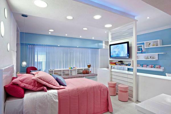 Korištenje svijetle dekorativni elementi i tekstila, može razrijediti izvornu unutrašnjost plave spavaćoj sobi