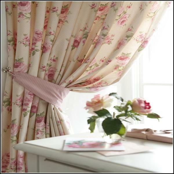 Correctly draped curtains with roses will look very original