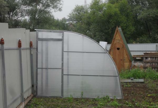 Pristennye de efecto invernadero se puede colocar cerca de cualquier estructura, tal como un garaje o una valla