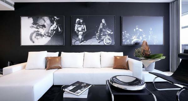 Schwarz-Weiß-Farben passen perfekt in das Innere des Wohnzimmers im Loft