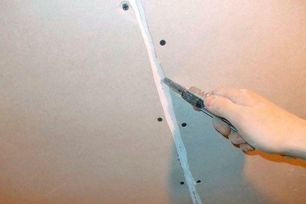 Qualitatively processed surface before sealing gypsum board joints will guarantee the unobtrusive seams on the surface