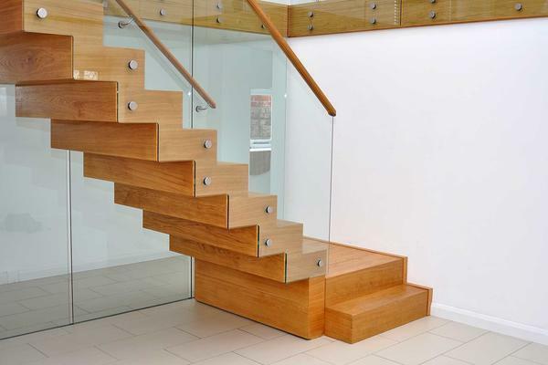 Larch stairs look luxurious due to their natural color