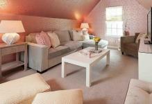 8f496Family-habitación-con-impresionante-uso-de-rosa-papel pintado